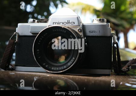 SIDOARJO, INDONÉSIE - 05 mai 2022 : Minolta SR-1 avec MC Rokkor-PF 1:1,4 f=58mm caméra de cinéma analogique vintage 35mm, lancée en 1966. Banque D'Images