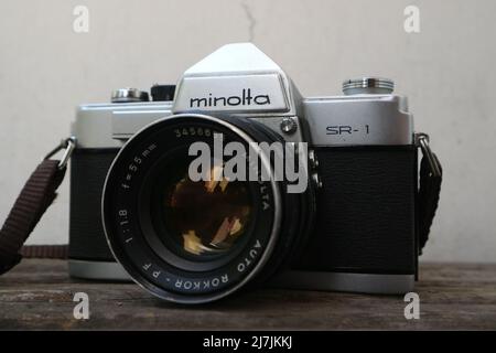 SIDOARJO, INDONÉSIE - 05 mai 2022 : Minolta SR-1 avec MC Rokkor-PF 1:1,4 f=58mm caméra de cinéma analogique vintage 35mm, lancée en 1966. Banque D'Images