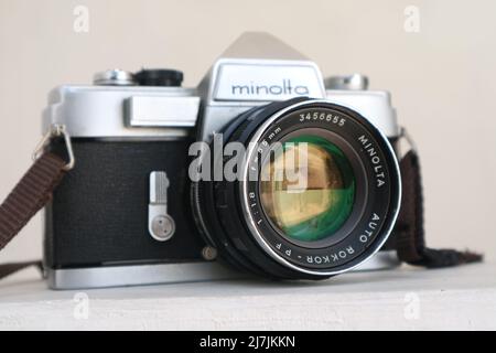 SIDOARJO, INDONÉSIE - 05 mai 2022 : Minolta SR-1 avec MC Rokkor-PF 1:1,4 f=58mm caméra de cinéma analogique vintage 35mm, lancée en 1966. Banque D'Images