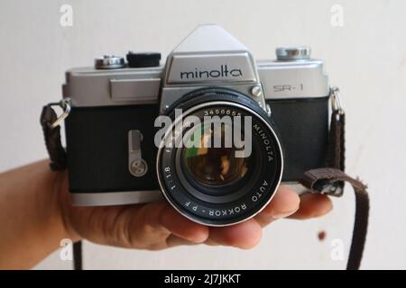 SIDOARJO, INDONÉSIE - 05 mai 2022 : Minolta SR-1 avec MC Rokkor-PF 1:1,4 f=58mm caméra de cinéma analogique vintage 35mm, lancée en 1966. Banque D'Images