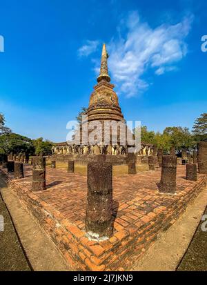 Wat Chang LOM Elephant temple dans le parc historique de Sukhothai, Thaïlande Banque D'Images