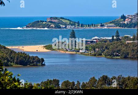 Vue sur le lagon de Terrigal avec Terrigal point, Broken Head et Schillion sur la côte centrale de la Nouvelle-Galles du Sud, Australie Banque D'Images