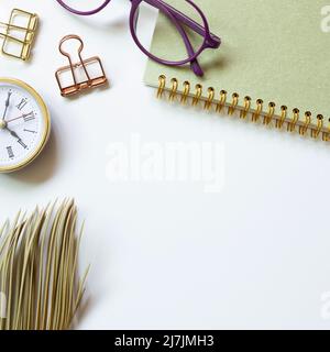 Ordinateur portable, lunettes, clip, horloge sur fond blanc. pose à plat, vue de dessus, espace de copie Banque D'Images