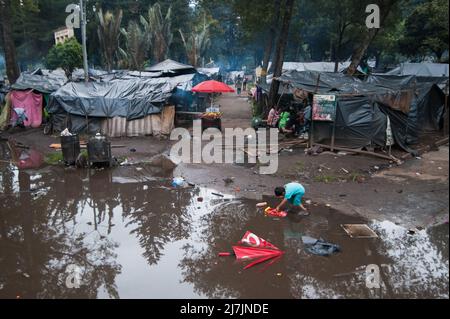 Bogota, Colombie le 9 mai 2022. Un enfant indigène joue avec une voiture à jouets alors que les communautés autochtones d'Embera commencent à quitter le camp de fortune monté il y a 8 mois où plus de 1000 000 autochtones déplacés par conflit vivaient et ont conclu des accords avec le gouvernement pour être transférés à un endroit voisin avant de retourner sur leur territoire, À Bogota, Colombie, le 9 mai 2022. Photo de: CHEPA Beltran/long Visual Press Banque D'Images