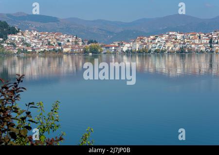 Belle vue sur la ville de Kastoria reflétée dans le lac Orestiada, Grèce Banque D'Images