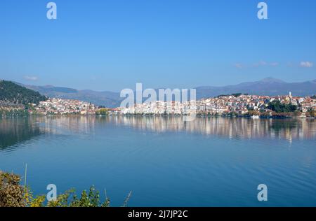 Belle vue sur la ville de Kastoria reflétée dans le lac Orestiada lors d'un jour d'automne ensoleillé, Grèce Banque D'Images