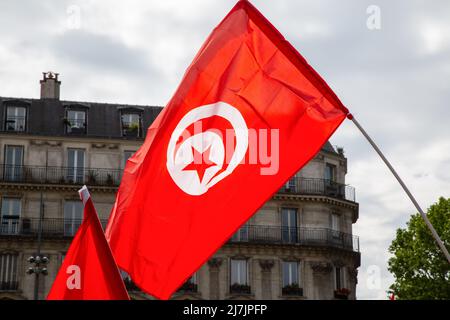 Paris, France. 07th mai 2022. Le drapeau tunisien est vu lors d'une manifestation contre le président tunisien Kaïs Saïed au centre de la capitale française Paris. A Paris, une cinquantaine de participants ont protesté contre le président tunisien Kaïs Saïed parce qu'il avait suspendu la constitution. Ils considèrent le président comme trop autoritaire et appellent à un système politique véritablement démocratique. (Photo de Léa Ferté/SOPA Images/Sipa USA) crédit: SIPA USA/Alay Live News Banque D'Images