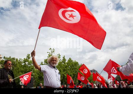 Paris, France. 07th mai 2022. Les manifestants détiennent des drapeaux tunisiens alors qu'ils participent à une manifestation contre le président tunisien Kaïs Saïed, au centre de la capitale française, Paris. A Paris, une cinquantaine de participants ont protesté contre le président tunisien Kaïs Saïed parce qu'il avait suspendu la constitution. Ils considèrent le président comme trop autoritaire et appellent à un système politique véritablement démocratique. (Photo de Léa Ferté/SOPA Images/Sipa USA) crédit: SIPA USA/Alay Live News Banque D'Images