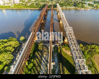 Vue de drone sur le Memphis Arkansas Memorial Bridge, le Frisco Bridge et le Harahan Bridge sur l'Interstate 55 traversant le fleuve Mississippi de l'Arkansas à Banque D'Images