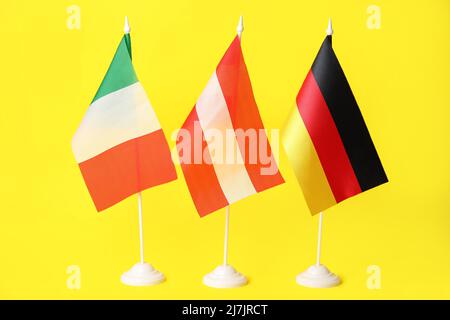 Drapeaux de l'Italie, de l'Autriche et de l'Allemagne sur fond jaune Banque D'Images