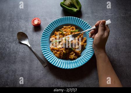 Main d'une femme tenant une fourchette sur le point de manger avec l'utilisation de la focalisation sélective Banque D'Images