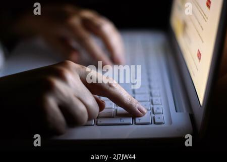 Photo du dossier datée du 06/08/13 d'une femme utilisant un ordinateur portable. Un nombre record de 2,7 millions de escroqueries en ligne ont été ramenées l'année dernière par les experts britanniques en cybersécurité, d'après de nouveaux chiffres. Le Centre national de cybersécurité (CNSC) a déclaré que le nombre de escroqueries était quatre fois plus élevé que le montant enlevé en 2020. Date de publication : le mardi 10 mai 2022. Banque D'Images