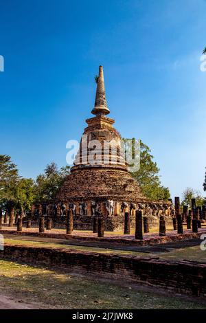 Wat Chang LOM Elephant temple dans le parc historique de Sukhothai, Thaïlande Banque D'Images