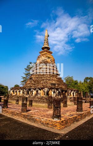 Wat Chang LOM Elephant temple dans le parc historique de Sukhothai, Thaïlande Banque D'Images