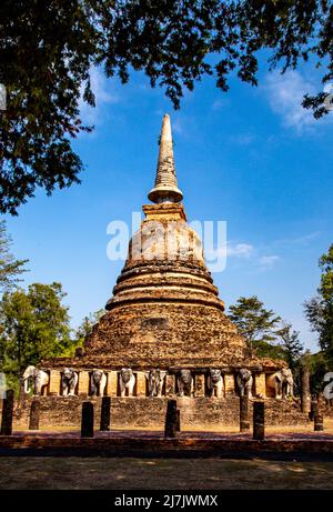 Wat Chang LOM Elephant temple dans le parc historique de Sukhothai, Thaïlande Banque D'Images