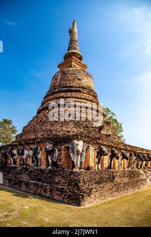 Wat Chang LOM Elephant temple dans le parc historique de Sukhothai, Thaïlande Banque D'Images