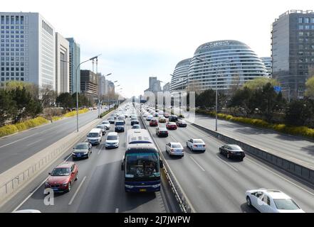 Trafic intense sur Chao Yang Men Nan Da Jie. Le centre d'affaires et le centre commercial Galaxy SOHO se trouvent sur la droite. Pékin, Chine. Banque D'Images