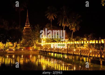 Temple Wat Traphang Thong la nuit dans le parc historique de Sukhothai, Thaïlande Banque D'Images