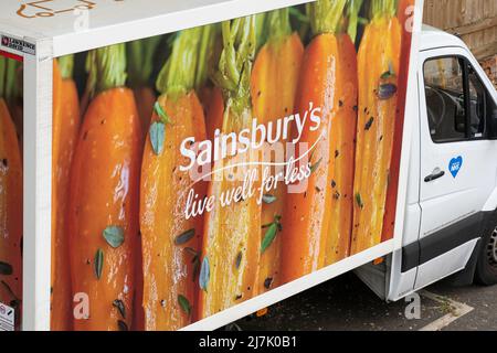 Une fourgonnette de livraison de courses en ligne Sainsbury garrée pour livraison de nourriture avec le logo Sainsburys à Basingstoke. Angleterre Banque D'Images