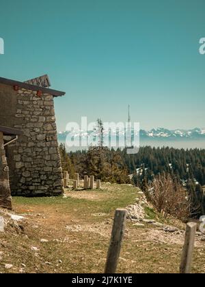 Vue imprenable des montagnes du Jura aux Alpes françaises et suisses sur le lac de Genève, par une belle journée d'hiver. Banque D'Images