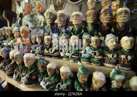 Miniatures d'effigies en bois dans une boutique de souvenirs de Lemo, North Toraja, South Sulawesi, Indonésie. Banque D'Images