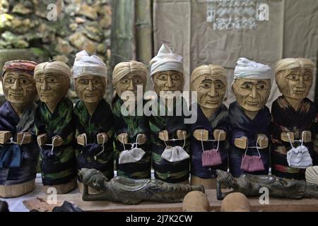 Miniatures d'effigies en bois dans une boutique de souvenirs de Lemo, North Toraja, South Sulawesi, Indonésie. Banque D'Images