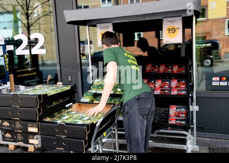 Kastrup/Copenhagen/Denmark/01 May 2022/ Nouvelle couleur et nouveau nom 365 discount Grocery store from Red color to green climate friendly color shop.(photo..Francis Dean/Dean Pictures) Banque D'Images