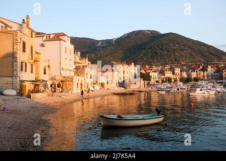 Maisons de Komiza, l'île de vis, la mer Méditerranée, Croatie Banque D'Images