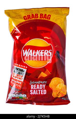 Sac de chips Walkers Legendary Ready Salted isolé sur fond blanc Banque D'Images