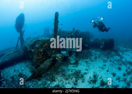 Plongée sous-marine au B-24 Liberator Bomber Wreck, île de vis, mer Méditerranée, Croatie Banque D'Images