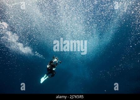 Montée des bulles d'air, île de vis, mer Méditerranée, Croatie Banque D'Images