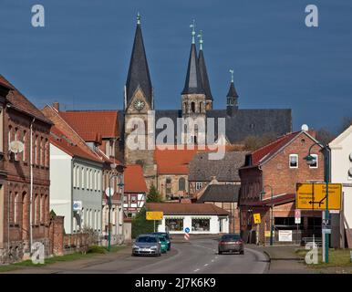 Hamersleben b Halberstadt kath Stiftskirche St Pankratius 73165 Erbaut 1112-40 im Ortsbild von Süden linker Turm und Kirchenschiff mit rotem Ziegeldac Banque D'Images