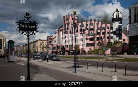 Magdeburg Breiter Weg 54979 , Blick nach Norden mit Hundertwasserhaus DIE GRÜNE ZITADELLE Banque D'Images