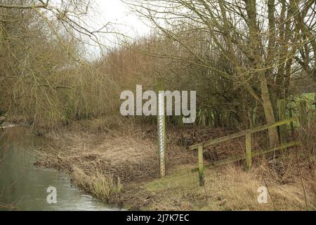 East Stour River et marqueur d'inondation à l'extérieur d'Evegate, Smeeth, Ashford, Kent, Angleterre, Royaume-Uni Banque D'Images