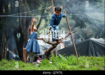 Les enfants autochtones jouent alors que les communautés autochtones d'Embera commencent à quitter le camp de fortune monté il y a 8 mois, où plus de 1000 populations autochtones Banque D'Images