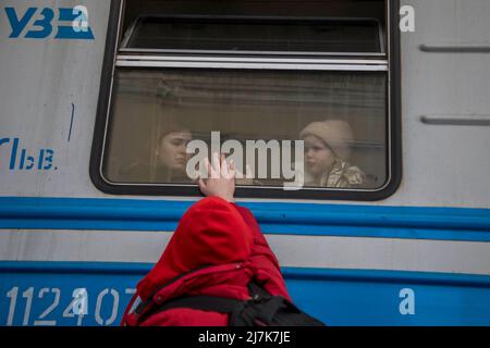 Jair Cabrera Torres / le Pictorium - invasion russe en Ukraine, - 22/3/2022 - Ukraine / Kiev - arrivée et départ de personnes fuyant la Russie Banque D'Images