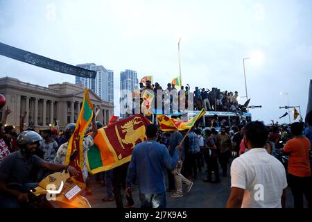 Colombo, Sri Lanka. 09th mai 2022. Des manifestants pro-gouvernementaux se rassemblent devant la résidence du PM lors d'un affrontement à Colombo. Le président sri-lankais Gotabhaya Rajapakse a déclaré l'état d'urgence alors que les manifestations anti-gouvernementales s'intensifient. Les partisans du parti au pouvoir au Sri Lanka ont pris d'assaut un site de protestation principal à Colombo, attaquant les manifestants anti-gouvernementaux et s'étant affrontés avec la police.les ombres ont ensuite enregistré la reprise correcte de leur manifestation et le moment où elles n'ont pas été diverties. (Photo de Hirantha Withanage/Pacific Press) crédit: Pacific Press Media production Corp./Alay Live News Banque D'Images