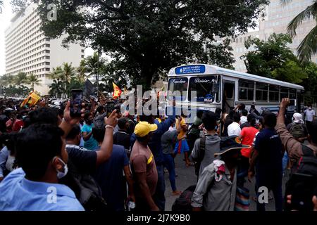 Colombo, Sri Lanka. 09th mai 2022. Des manifestants pro-gouvernementaux se rassemblent devant la résidence du PM lors d'un affrontement à Colombo. Le président sri-lankais Gotabhaya Rajapakse a déclaré l'état d'urgence alors que les manifestations anti-gouvernementales s'intensifient. Les partisans du parti au pouvoir au Sri Lanka ont pris d'assaut un site de protestation principal à Colombo, attaquant les manifestants anti-gouvernementaux et s'étant affrontés avec la police.les ombres ont ensuite enregistré la reprise correcte de leur manifestation et le moment où elles n'ont pas été diverties. (Photo de Hirantha Withanage/Pacific Press) crédit: Pacific Press Media production Corp./Alay Live News Banque D'Images