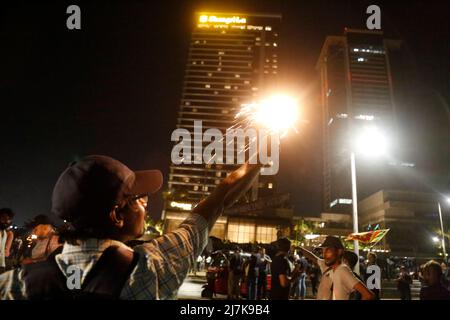 Colombo, Sri Lanka. 09th mai 2022. Des manifestants pro-gouvernementaux se rassemblent devant la résidence du PM lors d'un affrontement à Colombo. Le président sri-lankais Gotabhaya Rajapakse a déclaré l'état d'urgence alors que les manifestations anti-gouvernementales s'intensifient. Les partisans du parti au pouvoir au Sri Lanka ont pris d'assaut un site de protestation principal à Colombo, attaquant les manifestants anti-gouvernementaux et s'étant affrontés avec la police.les ombres ont ensuite enregistré la reprise correcte de leur manifestation et le moment où elles n'ont pas été diverties. (Photo de Hirantha Withanage/Pacific Press) crédit: Pacific Press Media production Corp./Alay Live News Banque D'Images