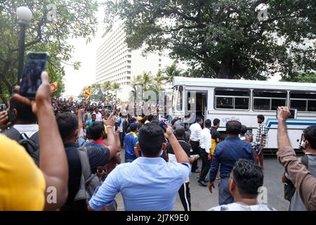 Colombo, Sri Lanka. 09th mai 2022. Des manifestants pro-gouvernementaux se rassemblent devant la résidence du PM lors d'un affrontement à Colombo. Le président sri-lankais Gotabhaya Rajapakse a déclaré l'état d'urgence alors que les manifestations anti-gouvernementales s'intensifient. Les partisans du parti au pouvoir au Sri Lanka ont pris d'assaut un site de protestation principal à Colombo, attaquant les manifestants anti-gouvernementaux et s'étant affrontés avec la police.les ombres ont ensuite enregistré la reprise correcte de leur manifestation et le moment où elles n'ont pas été diverties. (Photo de Hirantha Withanage/Pacific Press) crédit: Pacific Press Media production Corp./Alay Live News Banque D'Images