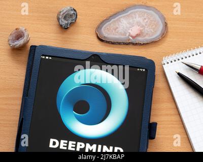 Dans cette photo, DeepMind technologies Limited, propriété d'Alphabet Inc., logo affiché sur une tablette Banque D'Images