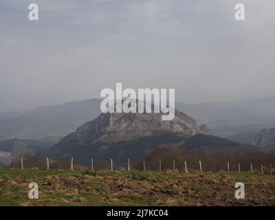 Le mont Saibi, situé dans le parc naturel d'Urkiola. Espagne. Banque D'Images