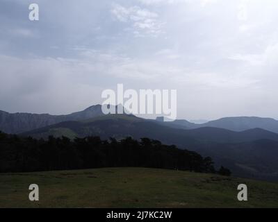 Le mont Saibi, situé dans le parc naturel d'Urkiola. Espagne. Banque D'Images