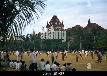 Mumbai (anciennement Bombay ) Inde Oval Maiden Boys Cricket sur le Sunday High court Building en arrière-plan Banque D'Images