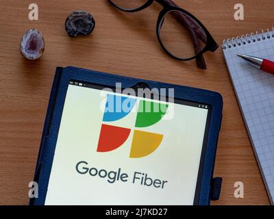 Dans cette illustration, le logo de Google Fiber Inc. Appartenant à Alphabet Inc. Est affiché sur une tablette Banque D'Images