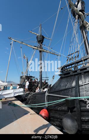 Réplique de l'ancien galléon espagnol Nao Victoria au port de Fuenlgirola, Malaga, Espagne. Banque D'Images