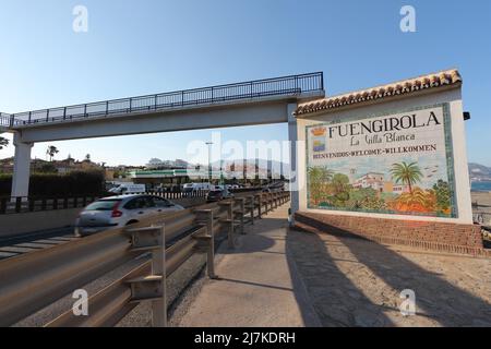 Bienvenue panneau en céramique panneau en tuiles piquante entrée de la ville de Fuengirola, le long de l'autoroute N340, Costa del sol, Malaga, Andalousie, Espagne. Banque D'Images