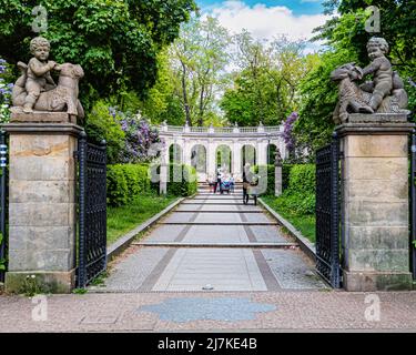 Portes du Volkspark Friedrichshain qui abrite le Märchenbrunnen - une fontaine des Frères Grimm contes de fées - Friedrichshain, Berlin, Allemagne Banque D'Images