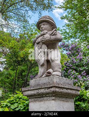 Sculpture à l'entrée du Volkspark Friedrichshain qui abrite le Märchenbrunnen - une fontaine des Frères Grimm contes de fées - Berlin, Allemagne Banque D'Images