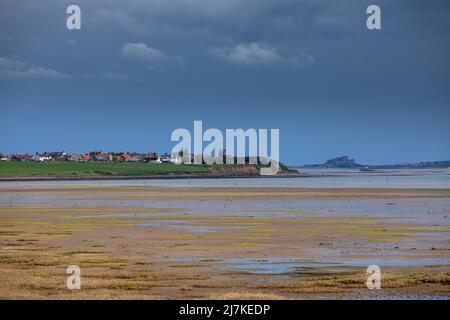 Château de Bamburgh de l'île Sainte de Lindisfarne, Northumberland, Angleterre Banque D'Images